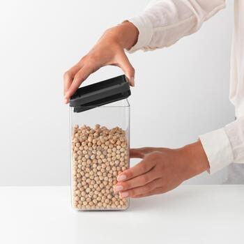 Brabantia контейнер 122385, 1,6л, тёмно-серый, квадратный, штабелируемый, силиконовая крышка, можно мыть в посудомоечной машине (122385)