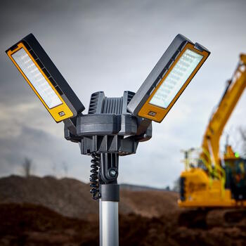 JCB Tri-Fold Konnect torņa LED darba gaismeklis būvlaukumiem 8400lm 3 galvas 360° 18V vai 110/240V 2.4m statīvs IP54 JCB-SL-TRI-FOLD (JCB-SL-TRI-FOLD-KONNECT)