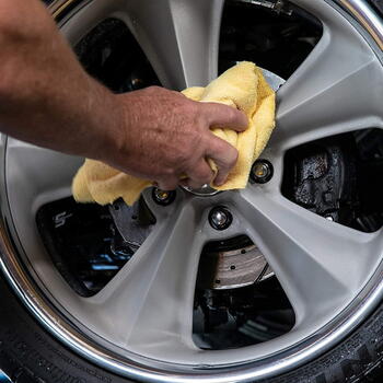 Meguiar's G14324 Hot Rims Безопасное и глубокое средство для очистки алюминиевых дисков с защитой 710 мл (G14324)