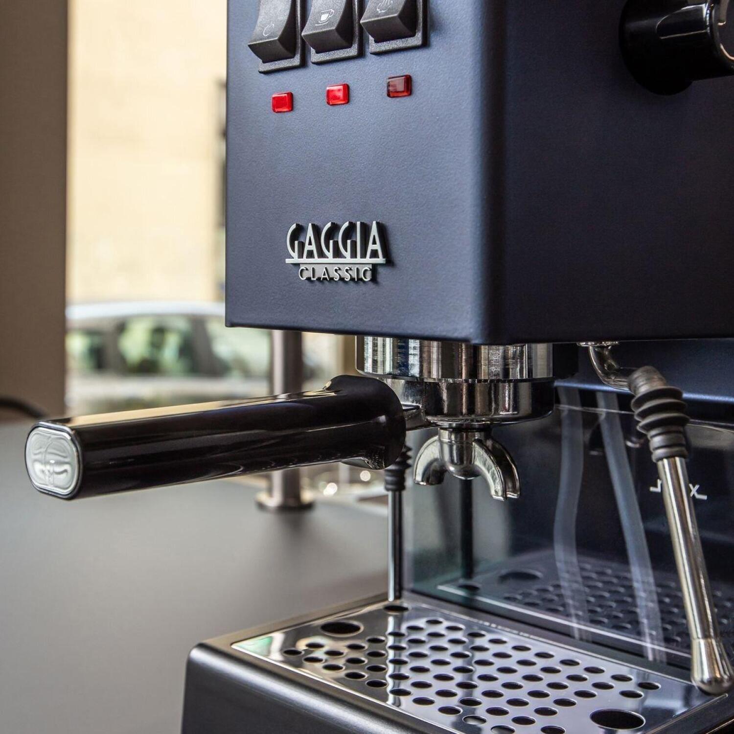 Gaggia Эспрессо кофемашина RI9481/15 Classic E24, 15 бар, 2,1 л, 2 чашки, встроенный капучинатор, полуавтоматическая, синяя (RI9481/15)