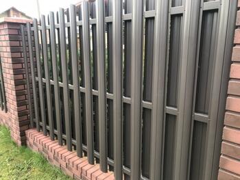 Profilēta metāla žoga štaketas POLO PMx2 RAL8019 (Pelēki Brūna) 1350mm 2582 (2582)