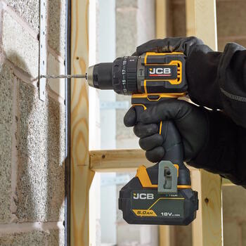 JCB JCB-18PCD-75-5 Professional 18V kompakta bezsuku urbjmašīna-skrūvgriezis urbšanai un skrūvēšanai 75Nm 13mm patrona 2x5.0Ah akumulatori 4.5A lādētājs (JCB-18PCD-75-5)