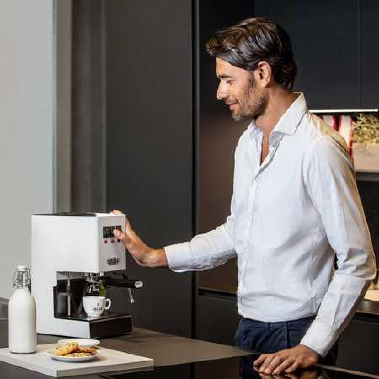 Gaggia Кофемашина RI9481/13 Classic E24, 15 бар, 2.1 л, полуавтоматическая, встроенный капучинатор, polar white (RI9481/13)