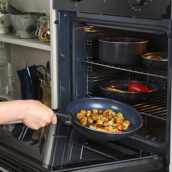 Russell Hobbs Pannu komplekts RH03321EU7, 20cm, 24cm, 28cm, 16cm, 18cm, 20cm, tumši zils, alumīnijs, noņemami rokturi (RH03321EU7)