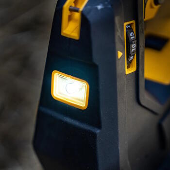 JCB JCB-18PGG-VS Professional 18V аккумуляторный шприц для смазки для обслуживания техники и узлов переменная скорость картридж 400г гибкий шланг (JCB-18PGG-VS)