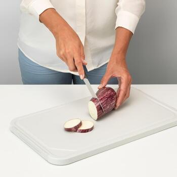 Brabantia Tasty+ griešanas dēlis un servēšanas paplāte 123146, L, 40x25cm, plastmasa, neslīdoša virsma, mazgājams trauku mašīnā (123146)
