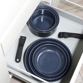 Russell Hobbs Pannu komplekts RH03321EU7, 20cm, 24cm, 28cm, 16cm, 18cm, 20cm, tumši zils, alumīnijs, noņemami rokturi (RH03321EU7)