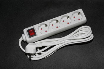 Pagarinātājs ar 4 ligzdām 3 m ar zemējumu un slēdzi 3G x 1,0 mm 9027219 BESK (9027219)
