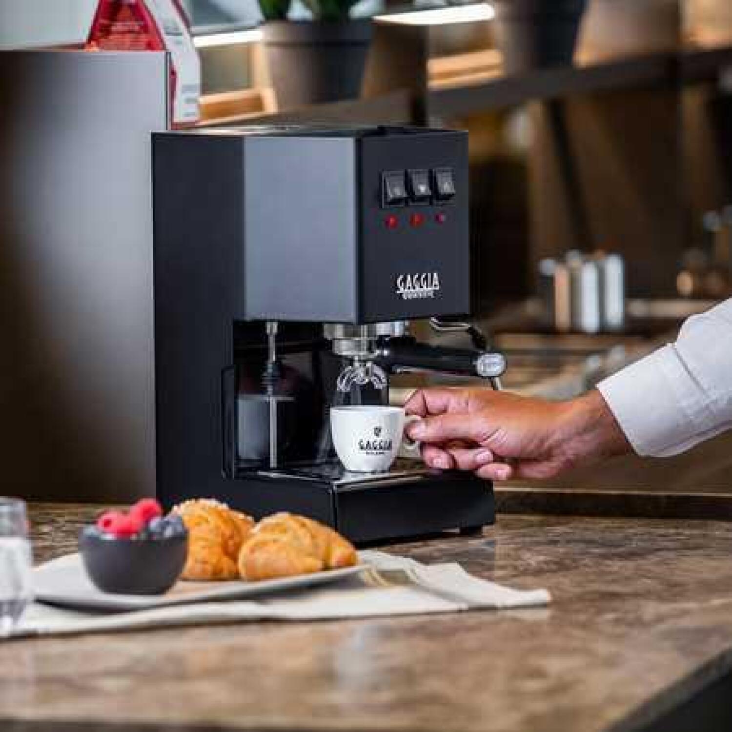 Gaggia кофемашина RI9481/14 Classic E24, 15 бар, 2,1 л, полуавтоматическая, встроенный капучинатор, Thunder Black (RI9481/14)