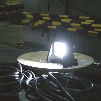 LED фонарь 18B / 230V, DEADML805 Makita (DEADML805)